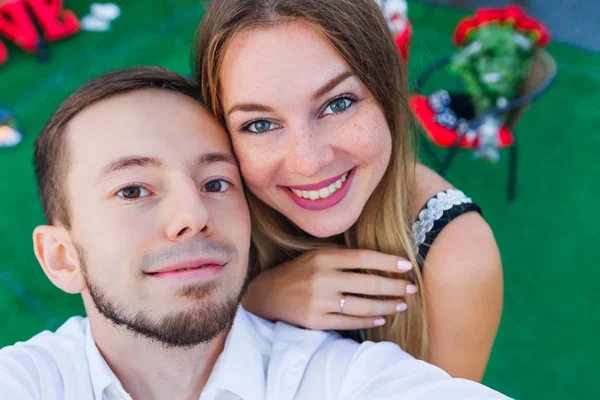 Primer Plano Pareja Que Hacen Selfie Chica Sonríe Muestra Anillo — Foto de Stock