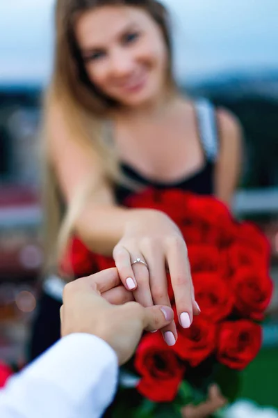 Ragazza Tiene Mazzo Fiori Ragazzo Una Mano Sul Dito Anulare — Foto Stock