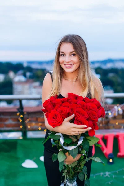 Menina Sorrindo Segurando Buquê Rosas Vermelhas Anel Ouro Dedo Anelar — Fotografia de Stock