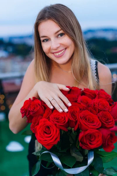 Menina Sorri Segura Monte Flores Uma Mão Sobre Ele Com — Fotografia de Stock