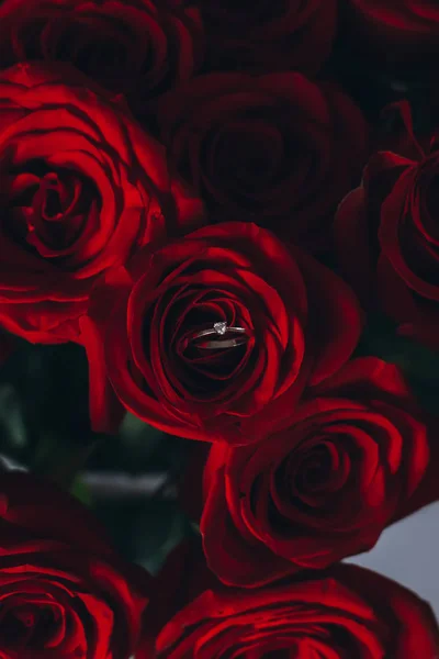 Rosa Vermelha Anel Dourado Com Diamante — Fotografia de Stock