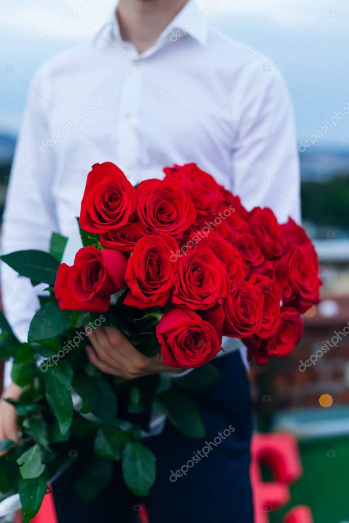 Primer Plano Ramo Rosas Rojas Que Chico Sostiene Ropa Festiva Foto de stock ivankyryk 241724126