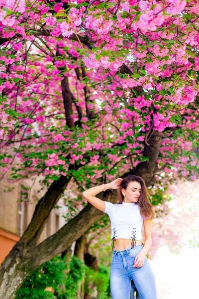 Uma Menina Roupas Elegantes Segura Sua Mão Seu Cabelo Perto — Fotografia de Stock