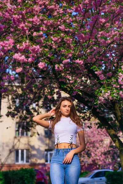 Flicka Poserar Nära Blommande Sakura Blommor Körsbärsträd Sommar Semesterresa Japan — Stockfoto