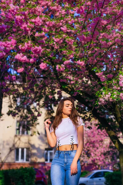 Menina Uma Camisa Curta Abdômen Visível Fundo Árvore Flor Cereja — Fotografia de Stock