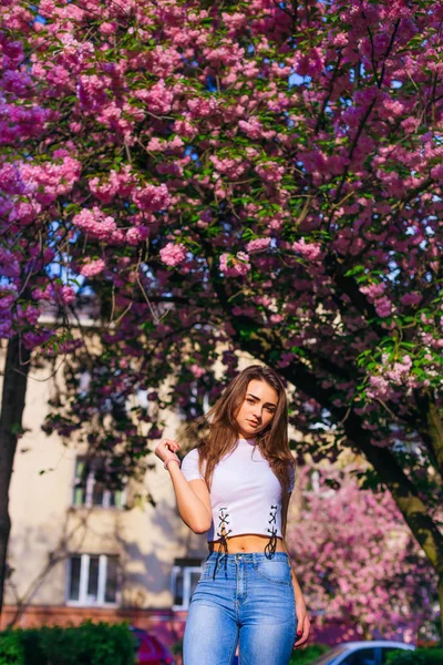 Menina Bonita Uma Camiseta Curta Pode Ver Abdômen Olha Para — Fotografia de Stock