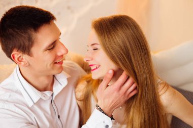 Erkek okşa yüzü kapalı gözler ve bir gülümseme ile bir kız