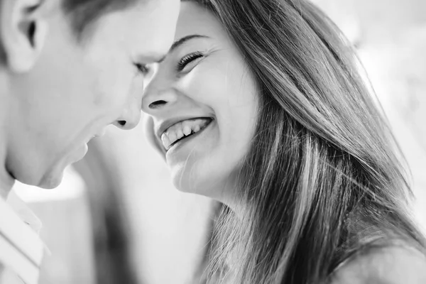 Close Rosto Uma Menina Que Sorri Fecha Olhos Cara Quer — Fotografia de Stock