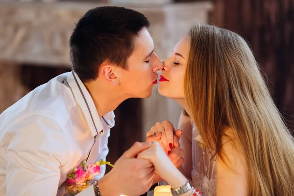Het Verliefde Paar Wilt Kussen Handen Houden Zitten Aan Tafel — Stockfoto