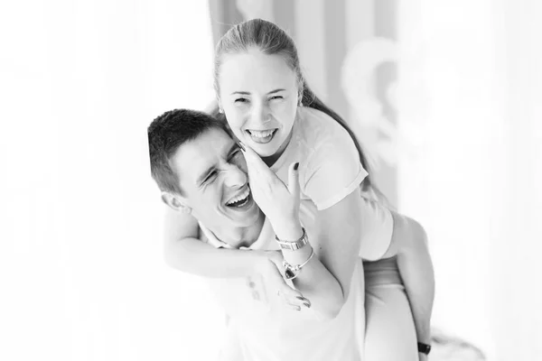 Fille Sauté Sur Dos Gars Sur Une Photo Noir Blanc — Photo