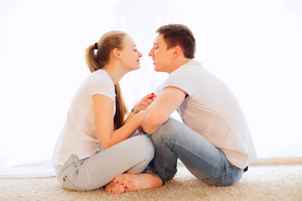 Ragazzo Ragazza Sedersi Sul Pavimento Uno Contro Uno Vuole Baciare — Foto Stock