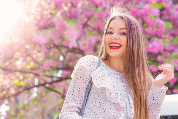 Lachende Vrouw Warme Lentedag — Stockfoto