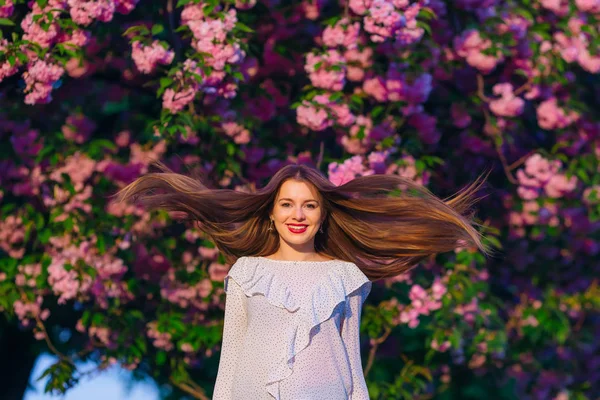 Une Fille Avec Beau Sourire Agitant Les Cheveux Regardant Dans — Photo