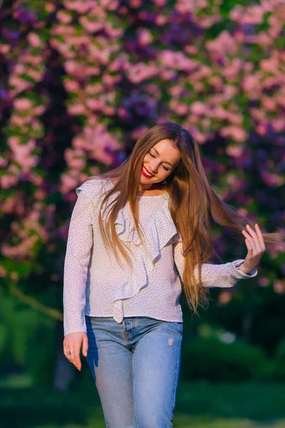 Девушка Стильной Одежде Улыбается Смотрит Парк Рядом Цветущей Японской Вишенкой — стоковое фото