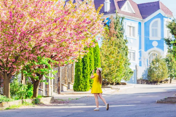 Flicka Bär Gul Klänning Och Hatt Går Gatan Staden Med — Stockfoto