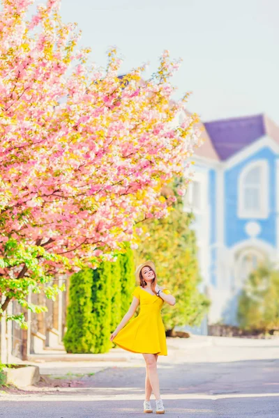 Chica Vestido Sombrero Está Caminando Calle Ciudad Hermoso Día Primavera — Foto de Stock