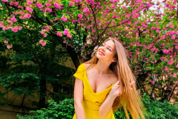 Menina Vestido Amarelo Com Ombros Nus Segura Mão Seu Cabelo — Fotografia de Stock