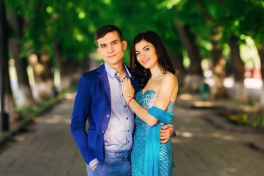 Çift kamera lens görünüyor ve parkta sarılarak