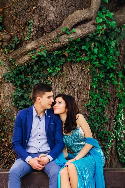 Chica Apoyó Contra Chico Sentaron Cerca Del Árbol — Foto de Stock