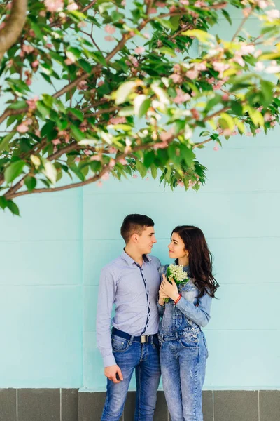 Gars Embrasse Fille Qui Tient Bouquet Fleurs Près Mur Branches — Photo