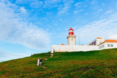 güzel fener. lighthouse yakınındaki yolda yürürken aşık çift