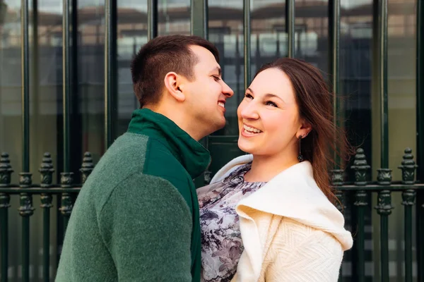 Schattige Glimlach Van Het Meisje Een Jongen Die Wil Kus — Stockfoto