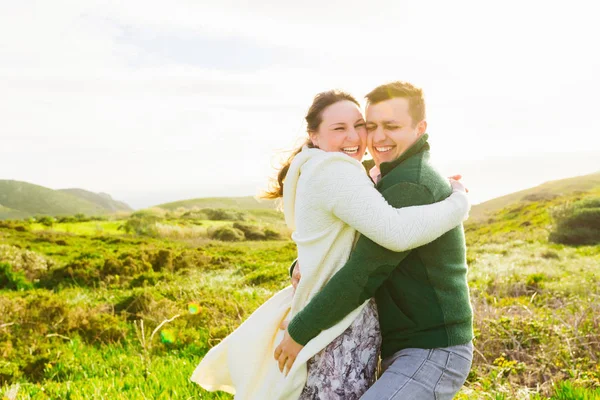 Uppriktiga Leenden Och Omfamningar Killen Och Tjejen Bakgrund Kullar — Stockfoto