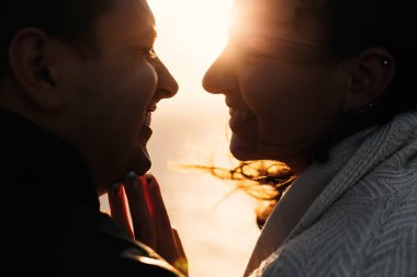 kız ve adam birbirlerine ve bunların arasında güneş ışınları bakmak Close-Up