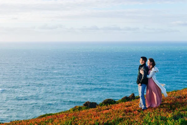 Bir Kadın Kocasının Arka Taraftan Hugs Onlar Okyanus Kıyısında Stand — Stok fotoğraf