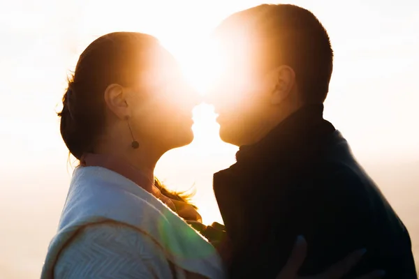 Das Mädchen Und Der Kerl Stehen Sich Gegenüber Und Sonnenstrahlen — Stockfoto