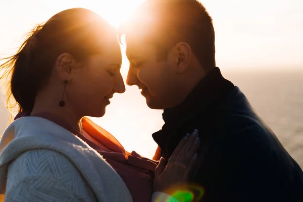 Perfil Una Pareja Enamorada Que Cerró Los Ojos Luz Del — Foto de Stock