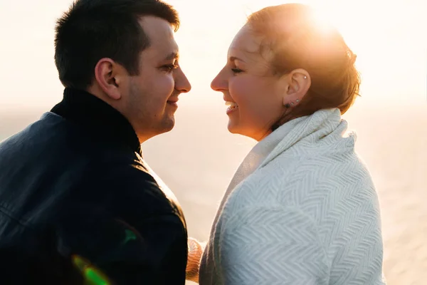 Casal Apaixonado Olhar Para Outro Sorrir Sobre Eles Raios Sol — Fotografia de Stock