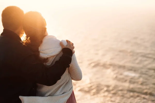 Pareja Enamorada Pie Nuevo Cámara Mirar Océano — Foto de Stock