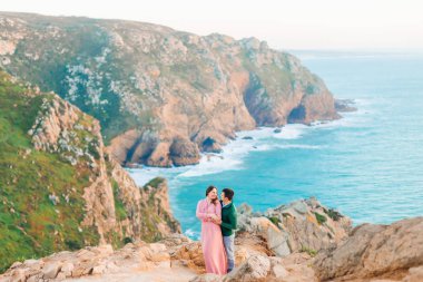 karı koca akşam okyanus kıyısında sarıl. kayalık sahil, okyanus ve Bulutsuz gökyüzü
