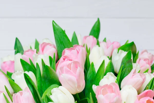 Rosa Und Wein Mit Grünen Blättern Tulpen Auf Dem Holzgrund — Stockfoto