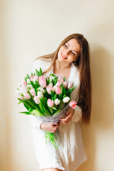 Доброе Утро Привлекательная Молодая Женщина Букетом Белых Розовых Тюльпанов Проводит — стоковое фото