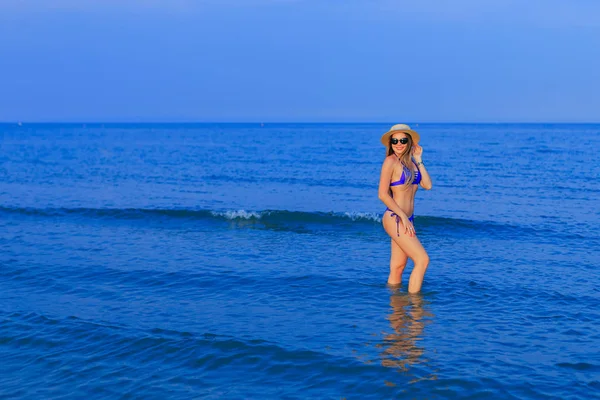 Menina Maiô Azul Óculos Sol Boater Poses Água Mar — Fotografia de Stock