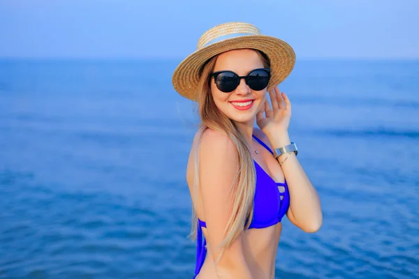 Retrato Una Hermosa Chica Gafas Sol Canotaje Traje Baño Azul — Foto de Stock