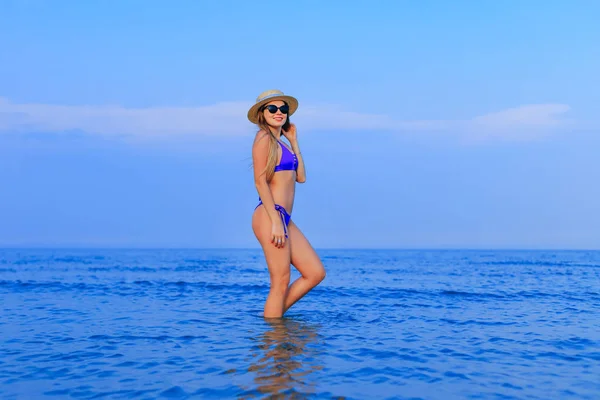 Schöne Junge Frau Beim Entspannen Meerwasser Mädchen Mit Sonnenbrille Bootsführer — Stockfoto