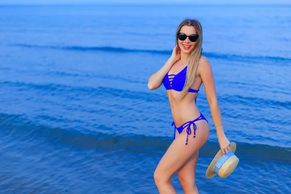 Linda Chica Con Gafas Sol Traje Baño Azul Posa Fondo —  Fotos de Stock