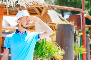  Turizm mesafe içine arıyorum. sakallı adam gözlerini üzerinden el ile hasır şapka