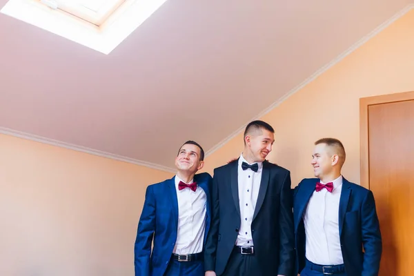 Glücklicher Bräutigam und Trauzeugen zusammen in einem Zimmer und haben Spaß — Stockfoto