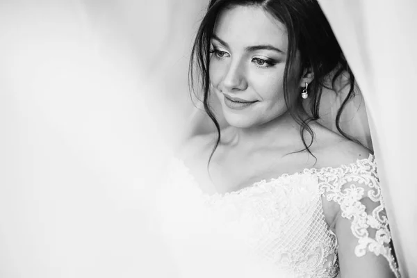 Close-up of the face of the bride with a beautiful make-up on th — Stock Photo, Image