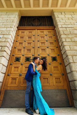 Adam görünüyor ve la ile bina yanındaki kucaklayan