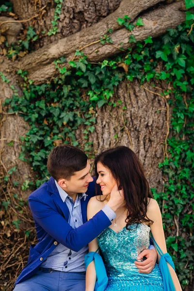 Il veut embrasser une copine près de l'arbre. couple en fête — Photo