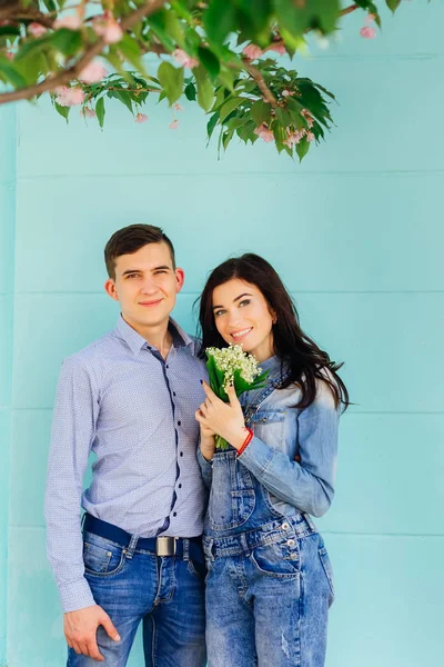 Um casal apaixonado no abraço roupas jeans e olhar para a câmera le — Fotografia de Stock