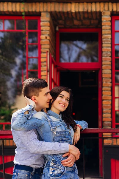 Casal perto de bar americano vermelho em estilo loft — Fotografia de Stock