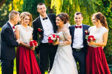 Gelin ve damat nedime ve sağdıç ile pa eğlenin