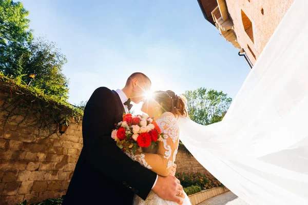 Light of sun rays between newlyweds. newlyweds embrace and want — Stock Photo, Image