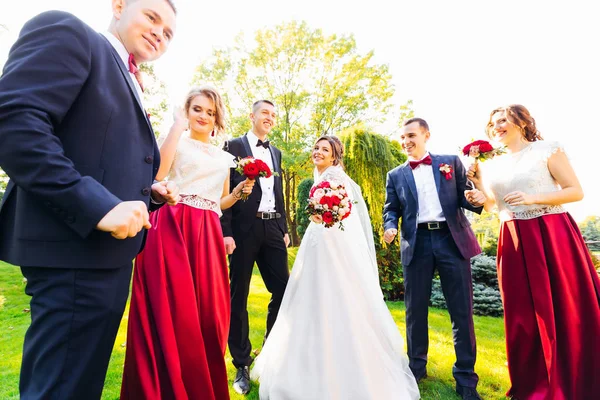 Pareja de bodas con damas de honor y damas de honor divirtiéndose en nosotros —  Fotos de Stock